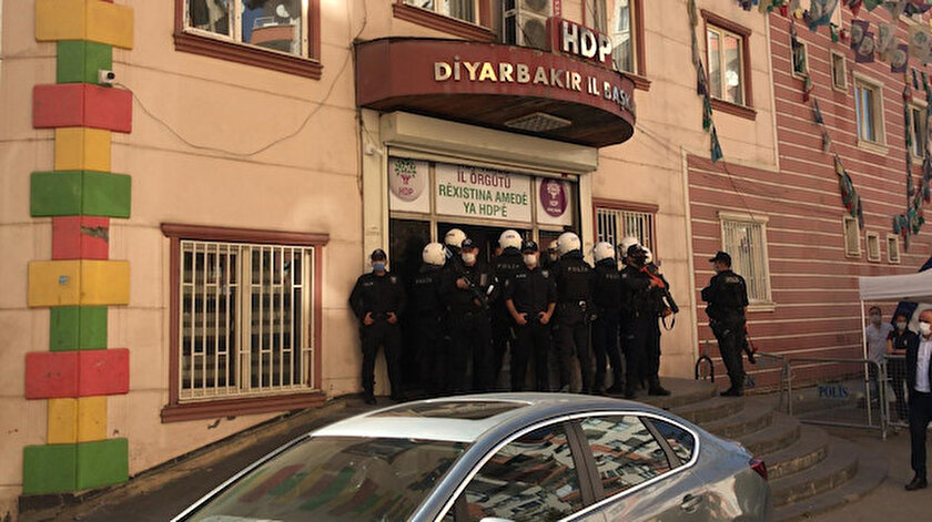 Diyarbakır'da, HDP'nin il ve ilçe binalarına polis operasyonu.