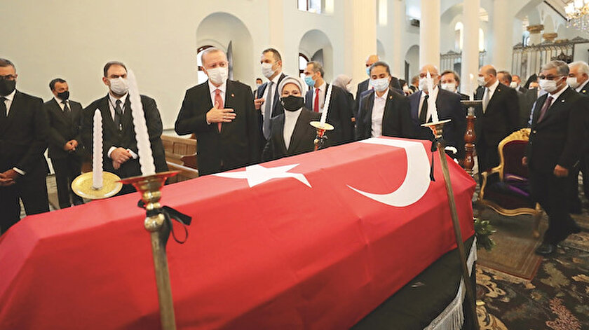 Markar Esayan Kumkapı Meryem Ana Kilisesi’nde düzenlenen törenle son yolculuğuna uğurlandı.