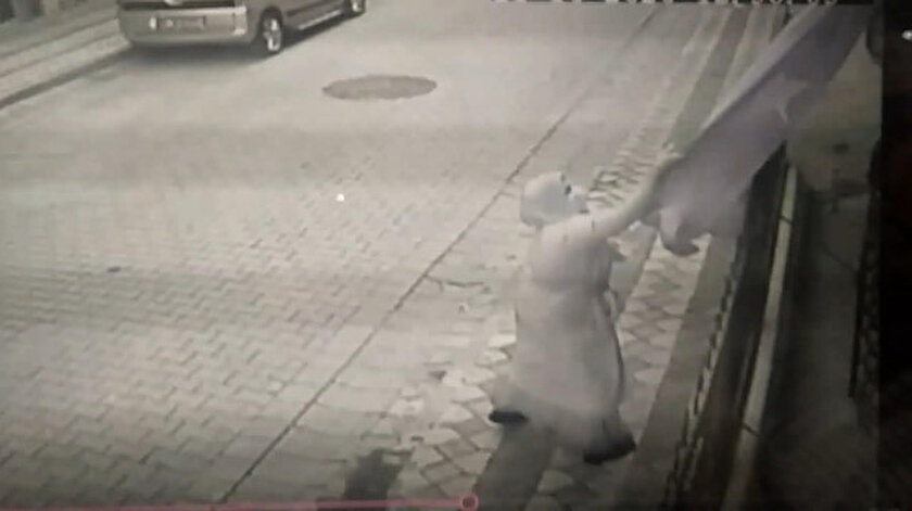 Şehidin babaevine asılan Türk Bayrağı, bir kadın tarafından kopartılarak yere atıldı.