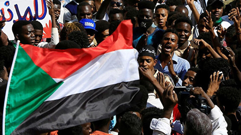 Sudan halkının İsrail ile normalleşmeyi protesto ettiği gösterilerden bir kare.