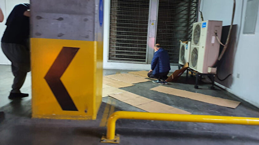 Mescitler kapalı olduğu için vatandaş, namazını otoparkta kartonun üzerinde kılıyor.