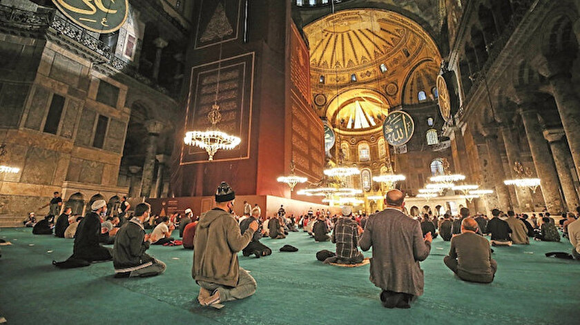 Ayasofya-i Kebir Cami-i Şerifi’nde Mevlid Kandili maske, mesafe ve hijyen kuralları gözetilerek idrak edildi.