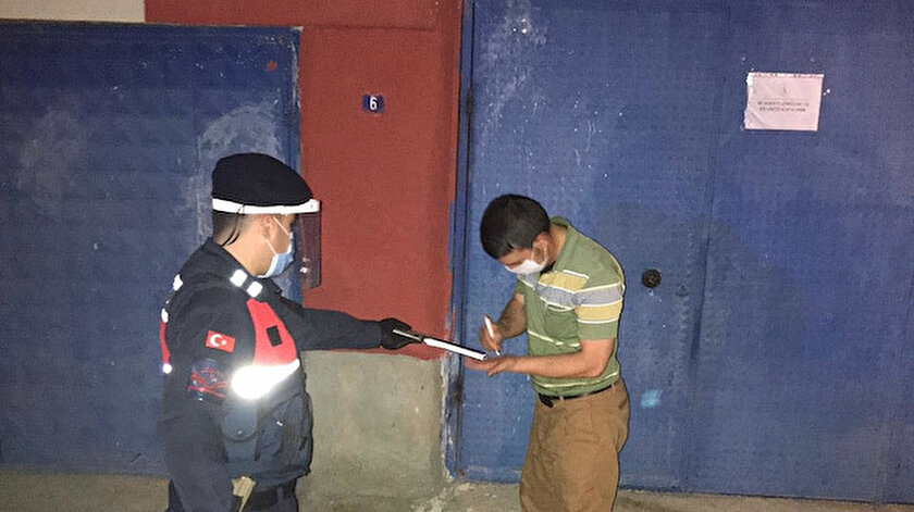‘Bu konut görüşme ve ziyarete kapalıdır’ ibaresi içeren yazılar da asılmaya başlandı.