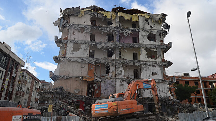 99 Depreminde Hasar Gormuslerdi 241 Binanin Yikimi Icin Son Bir Ay