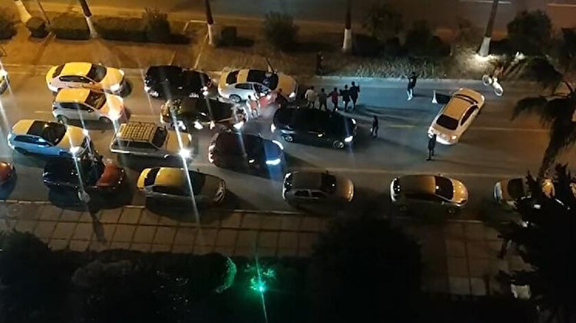 Mersinde şoke eden görüntü: Yasağa rağmen yolu trafiğe kapatıp, halay çektiler