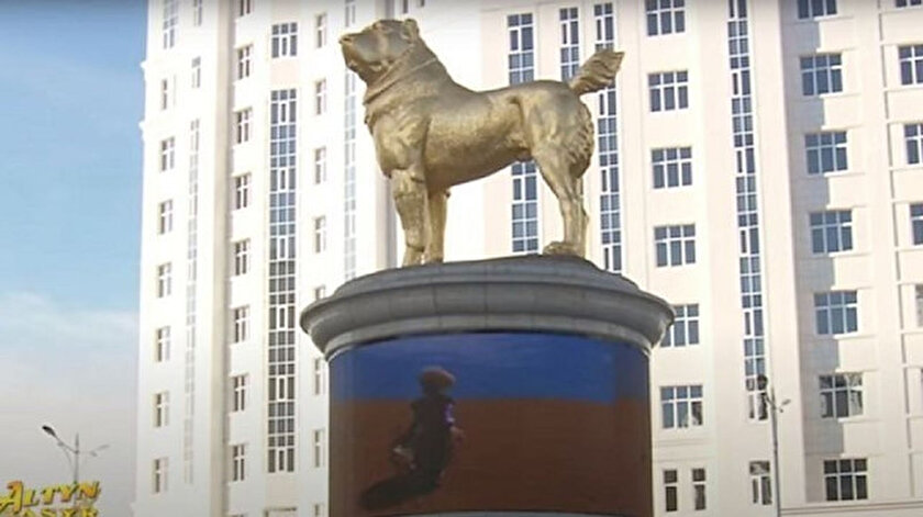 Turkmenistan Cumhurbaskani Kopegi Icin Sehrin Ortasina Heykel Dikti