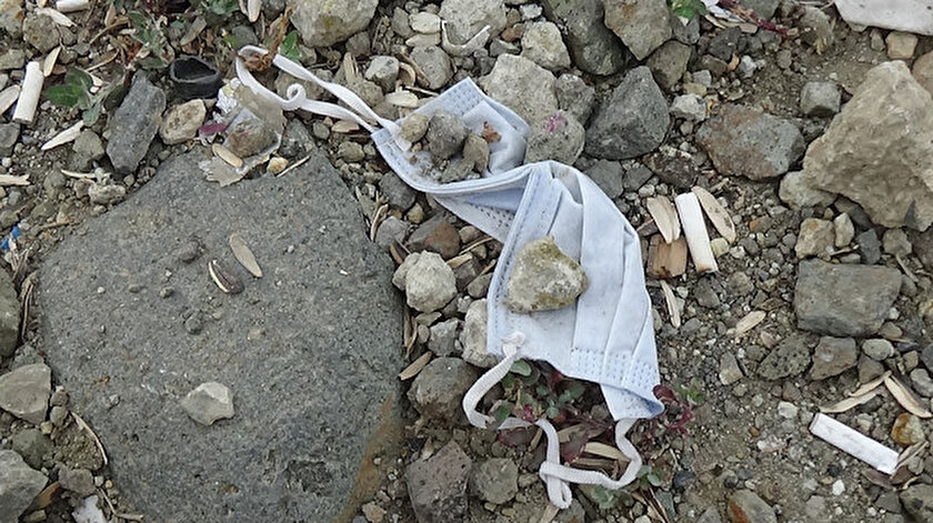 Rastgele çevreye rastgele atılan maskeler, tehlike saçıyor