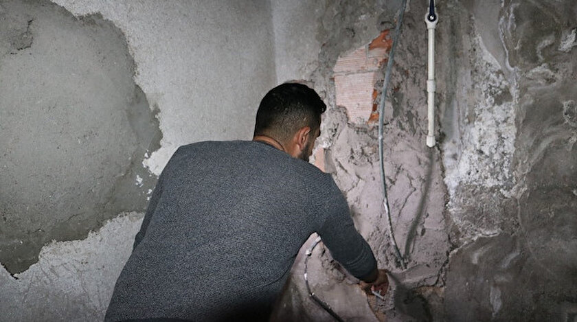 Hırsızlar, gece saatlerinde demir bölmeli merdiven altına girip duvarı kırarak cep telefonu dükkanına girdi.