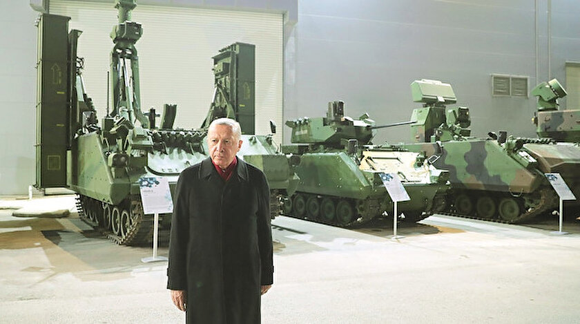 Aselsan’ın küresel ölçekte birçok ilki başararak göğsümüzü kabarttığını, Türkiye’nin İHA, SİHA ve TİHA üretimindeyse dünyanın ilk 3-4 ülkesi içerisinde olduğunu belirten Erdoğan, “Türkiye bugün küresel tedarikçilerin çıkardığı tüm zorlukları ve ambargoları kendi gücüyle aşabilen bir ülke haline gelmiştir” dedi.