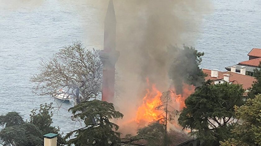 İstanbul Boğazında panik: Tarihi Vaniköy Camiinde yangın çıktı
