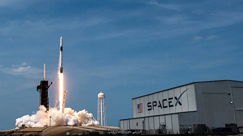NASA, 4 astronotu taşıyan SpaceX'e ait uzay aracını fırlattı.