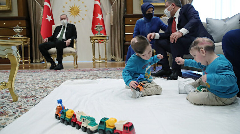 Minik ikizlerin sevimli halleri objektiflere yansıdı.
