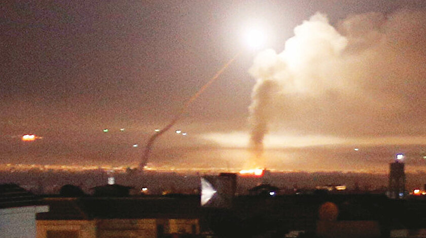 İsrail ordusu sözcüsü Avichai Adrai, bombalamanın Şam Uluslararası Havaalanı yakınlarındaki İran güçlerinin ana karargahı olarak kullanılan bir kampı ve Şam’ın güneydoğusundaki üst düzey İranlı yetkililerin kaldığı lokasyonu hedef aldığını dile getirdi.
