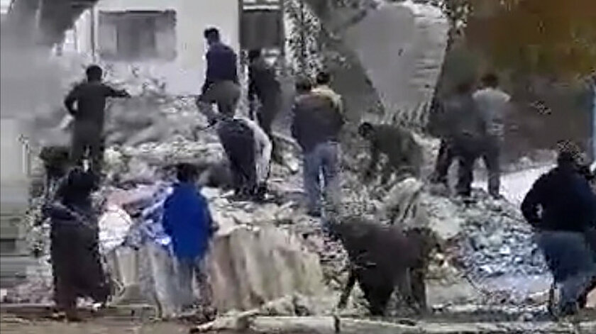 Yıkım sırasında canlarını hiçe sayıp demir toplamaya çalışanlar pes dedirtti.