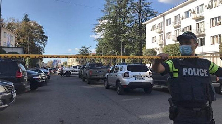 Gürcistan'da geçtiğimiz ay da bankaya giren bir soyguncu 19 kişiyi rehin almıştı.