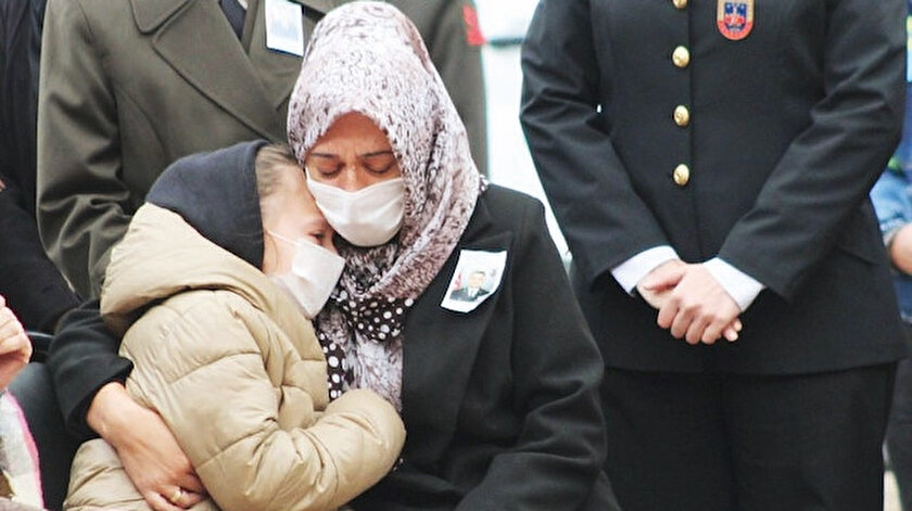Törende şehidin eşi Sevda Sayın ile kızı Elif birbirlerine sarılarak gözyaşı döktü.