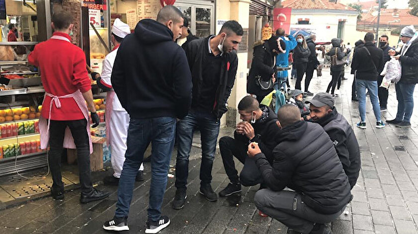 Vatandaşların çökerek yemek yemesi ilginç görüntüler oluşturdu.