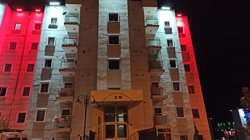 Birçok suçtan kaydı bulunan kişi, tartıştığı iki çocuk annesi eşini tüfekle başından vurdu.