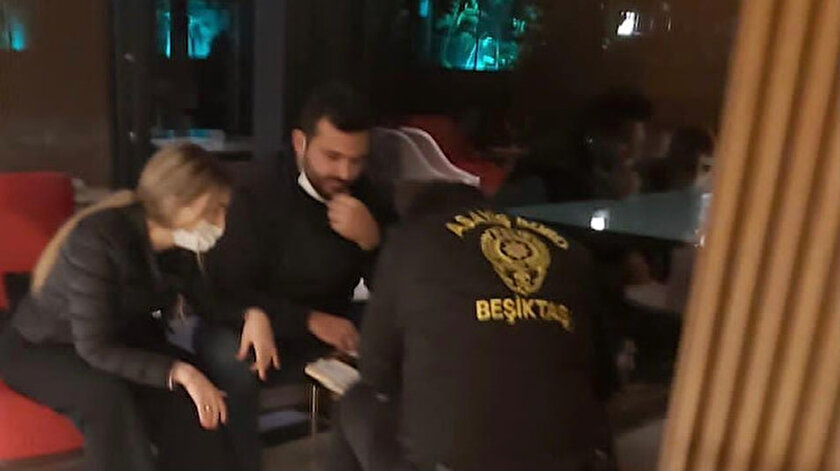 Maskesiz poz veren turist çifte polis kaldıkları otelde ceza kesti.