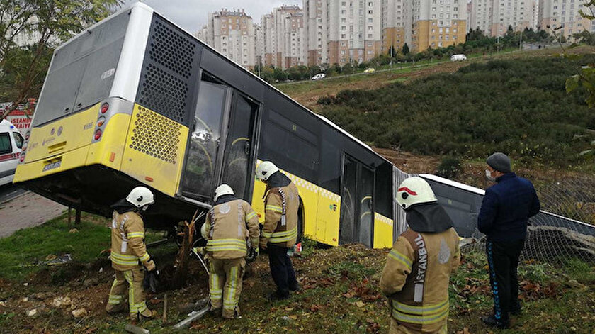Kaza sırasında otobüste yolcu olmadığı öğrenildi.