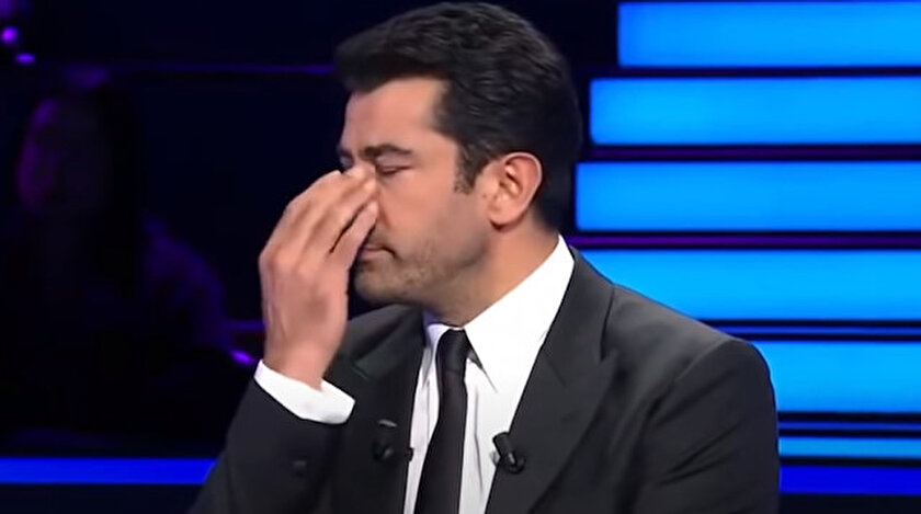 Kenan İmirzalıoğlu gözyaşlarını tutamadı.
