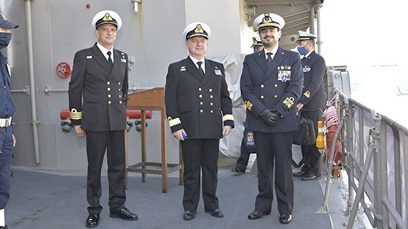 Yunan Amiral Theodoros Mıkropoulos (Ortadaki)
