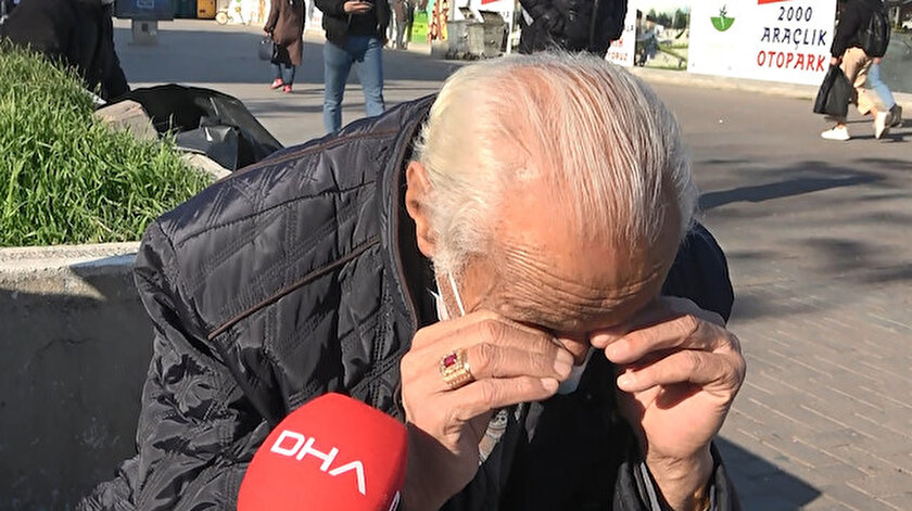 Yaşlı adam, karantinadaki oğluna ekmek götürürken kendisine mikrofon uzatılınca gözyaşlarına hakim olamadı.
