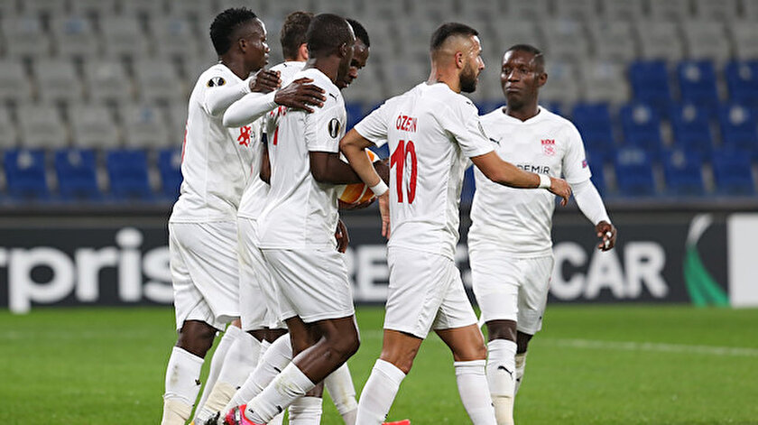 Sivassporlu futbolcuların gol sevinci.