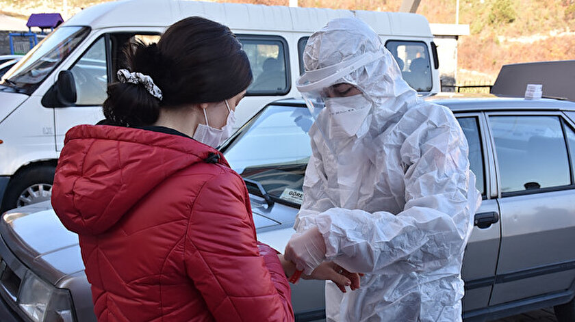 Batında başladı: Pozitif vakalara kırmızı, temaslılara beyaz bileklik takılıyor