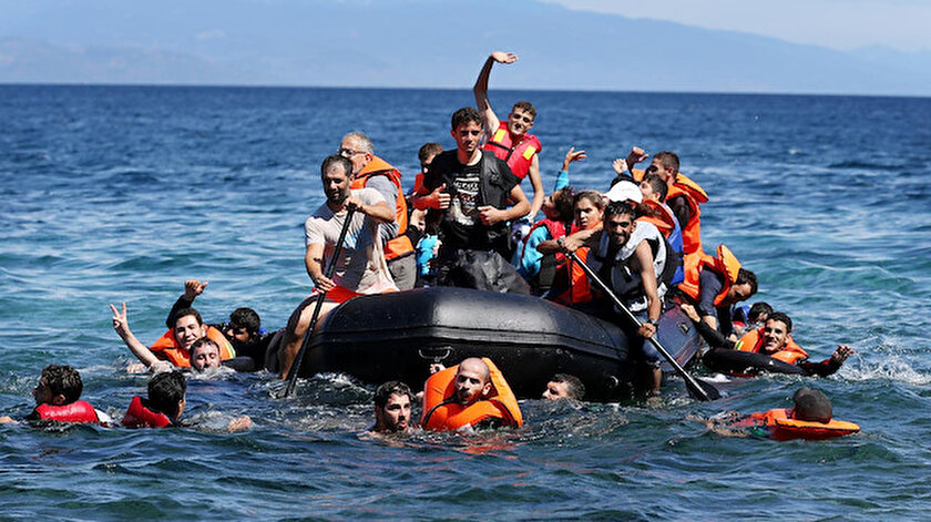 Türk sahil güvenliği yardıma gelerek mültecileri kurtarmışlardı.