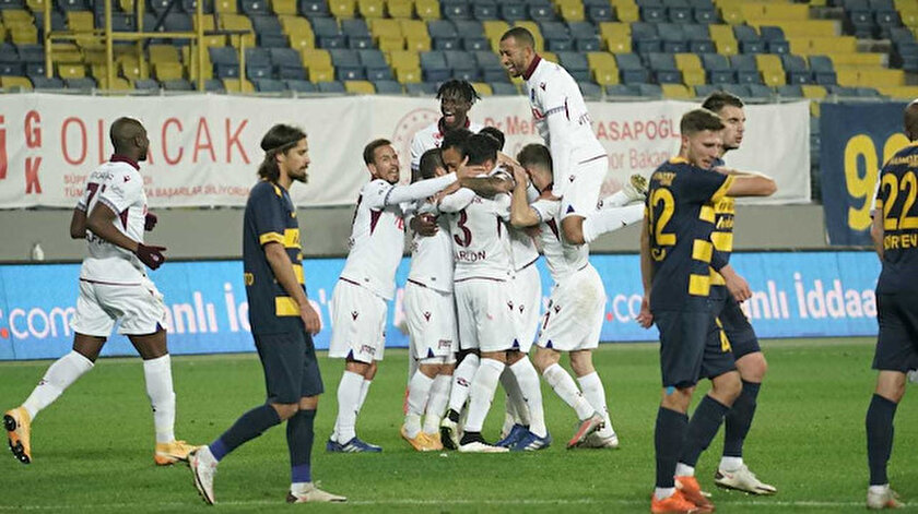 Trabzonsporlu futbolcuların gol sevinci.