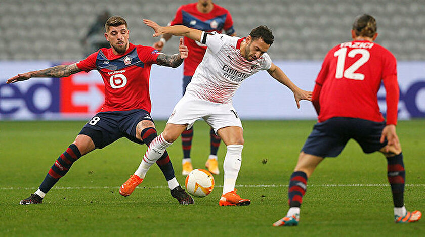 Hakan Çalhanoğlu'nun maçtaki ikili mücadelesi.