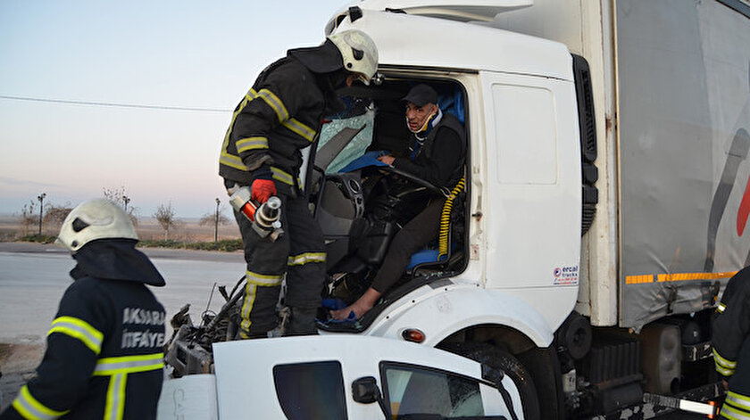 Aksaray haberleri: TIRa çarpan kamyonun şoförü yarım saatlik çalışmayla kurtarıldı