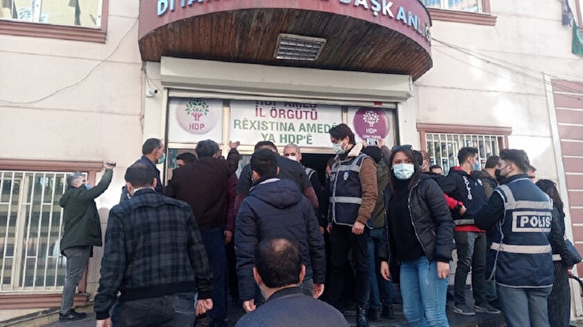 HDP'lileri ailelerin elinden polis aldı.