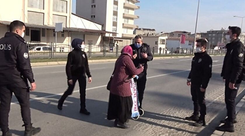 Polisler kadını eve gitmeye ikna ederek, yol boyunca eşlik etti.