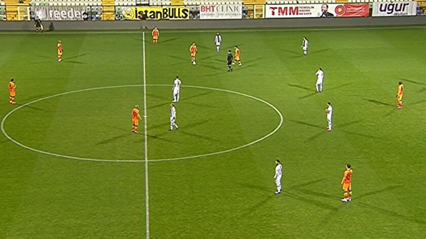 Karagümrük-Galatasaray maçında iki takım futbolcuları 1 dakika hareketsiz kaldı. Yayıncı kuruluş bu sırada kadroları anons etti