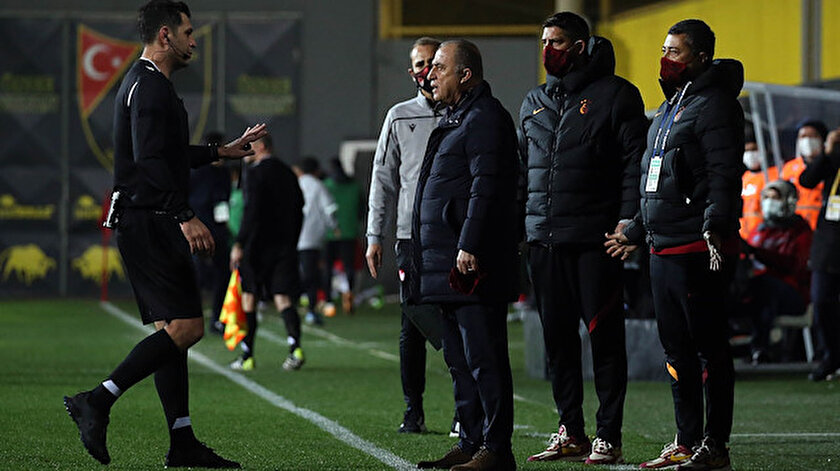 Fatih Terim, hakem Mustafa Öğretmenoğlu'na gösterdiği tepki sonrasında kırmızı kartla oyundan atıldı.