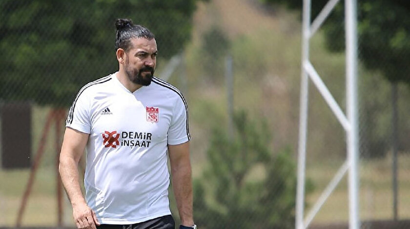 Servet Çetin, teknik direktör Rıza Çalımbay'ın yarımcıları arasında yer alıyor.