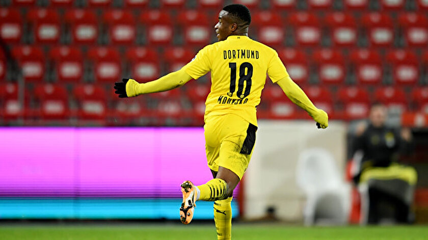Borussia Dortmundun 16 yaşındaki futbolcusu Youssoufa Moukokonun golünü izle