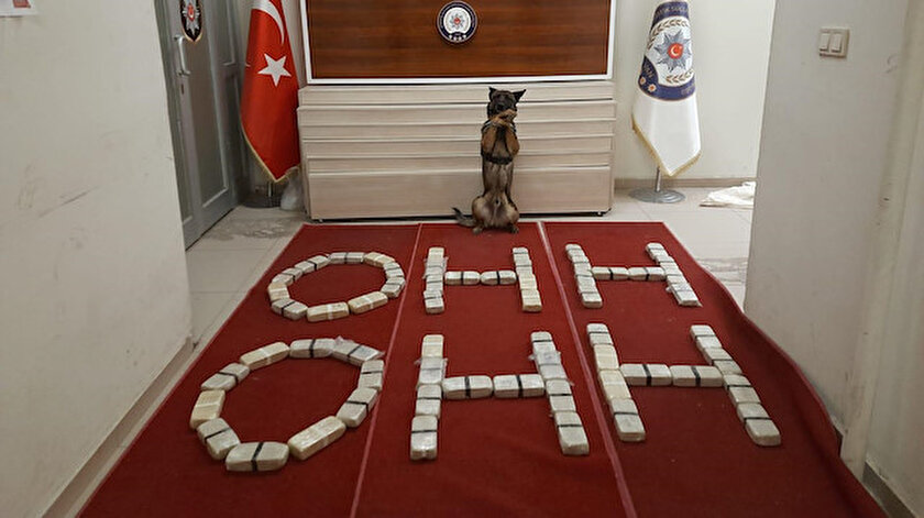 Van polisi ele geçirdiği uyuşturucu paketleriyle ohh ohh yazarak Bakan Soyluya destek verdi