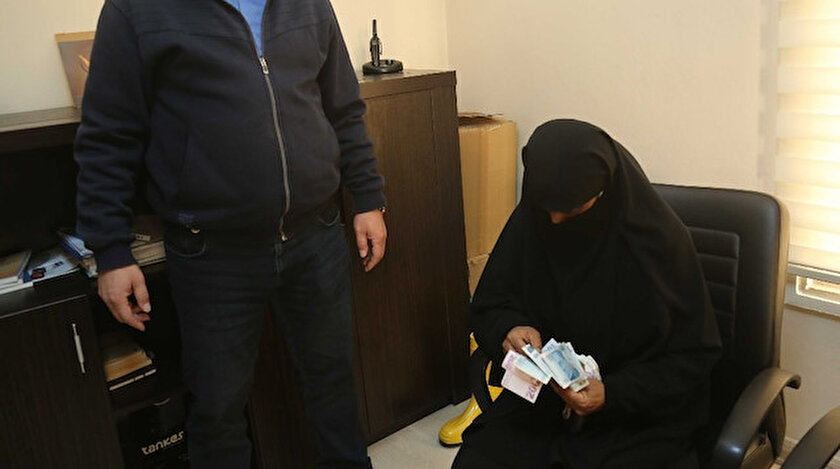 Otobüste para dolu cüzdan buldu: Sahibine teslim etti