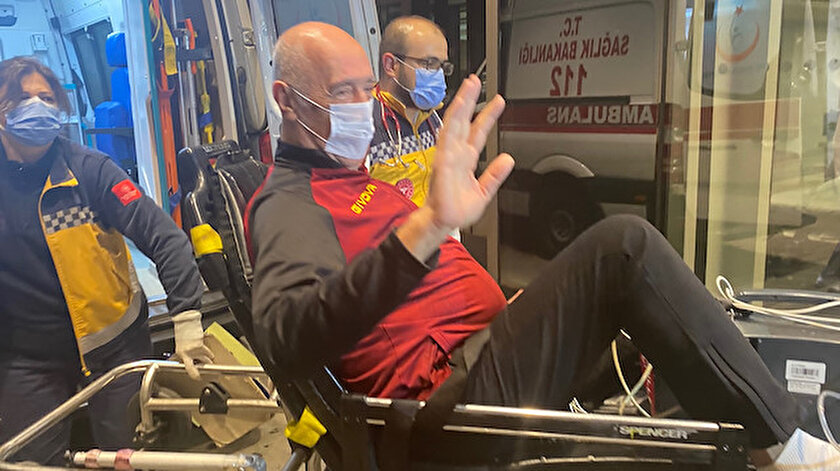 Sabiha Gökçen Havalimanı'na inen uçakla getirilen Özbey, ambulansla hastaneye sevk edildi