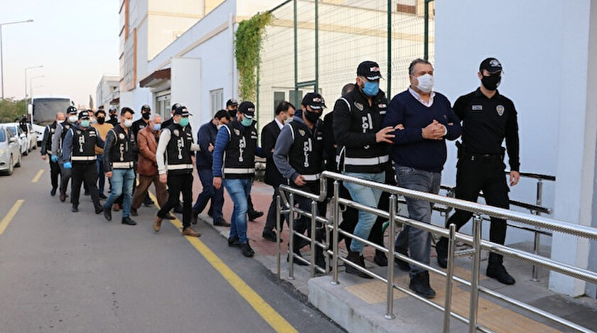 Ceyhan Belediyesine yapılan rüşvet operasyonunda gözaltına alınan zanlılar adliyeye sevk edildi