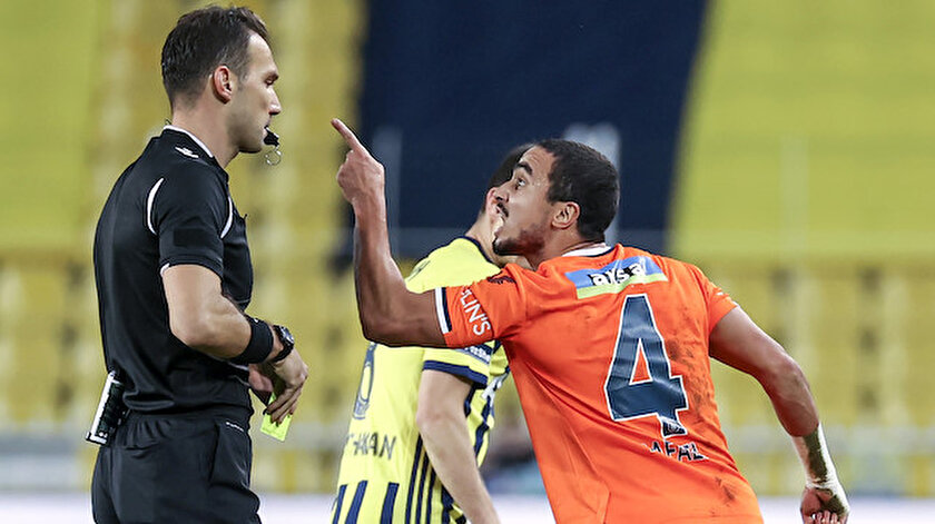 Fenerbahçe-Başakşehir maçının hakemi Bahattin Şimşek, mücadelede verdiği kararlarla büyük tepki çekti.