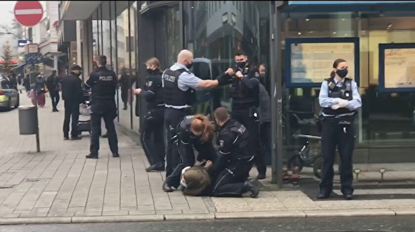 Almanya’da başörtülü kadına karşı polis şiddeti