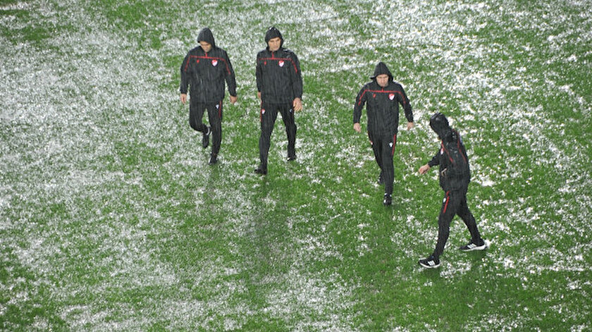 Antalyaspor-Hatayspor maçı yoğun yağmur nedeniyle ertelendi