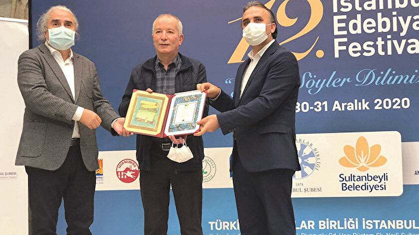 Mehmet Şeker’e ödülü şair Ali Ural ve TYB İstanbul Şubesi Başkanı Mahmut Bıyıklı tarafından takdim edildi.