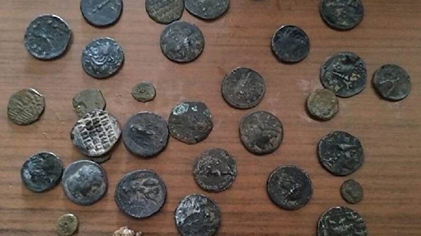 evinde 34 adet sikkeyle yakalandi