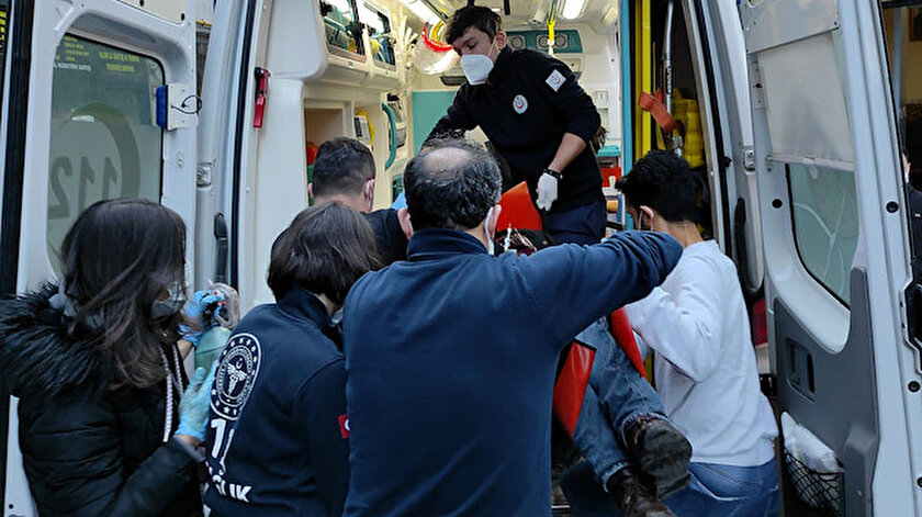 Boğazından ve vücudunun çeşitli yerlerinden bıçaklanan şahsın hayati tehlikesi devam ediyor.