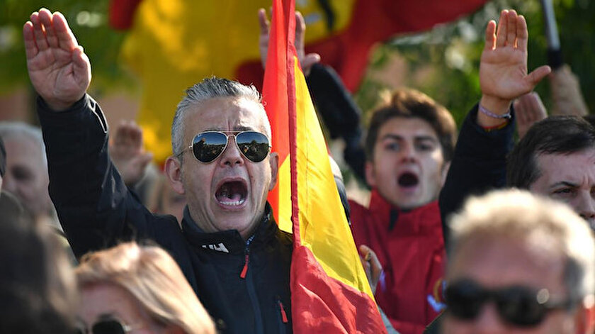 İspanyada Neonazi örgütleriyle bağlantılı yasa dışı silah ticareti yapan çete üyeleri yakalandı